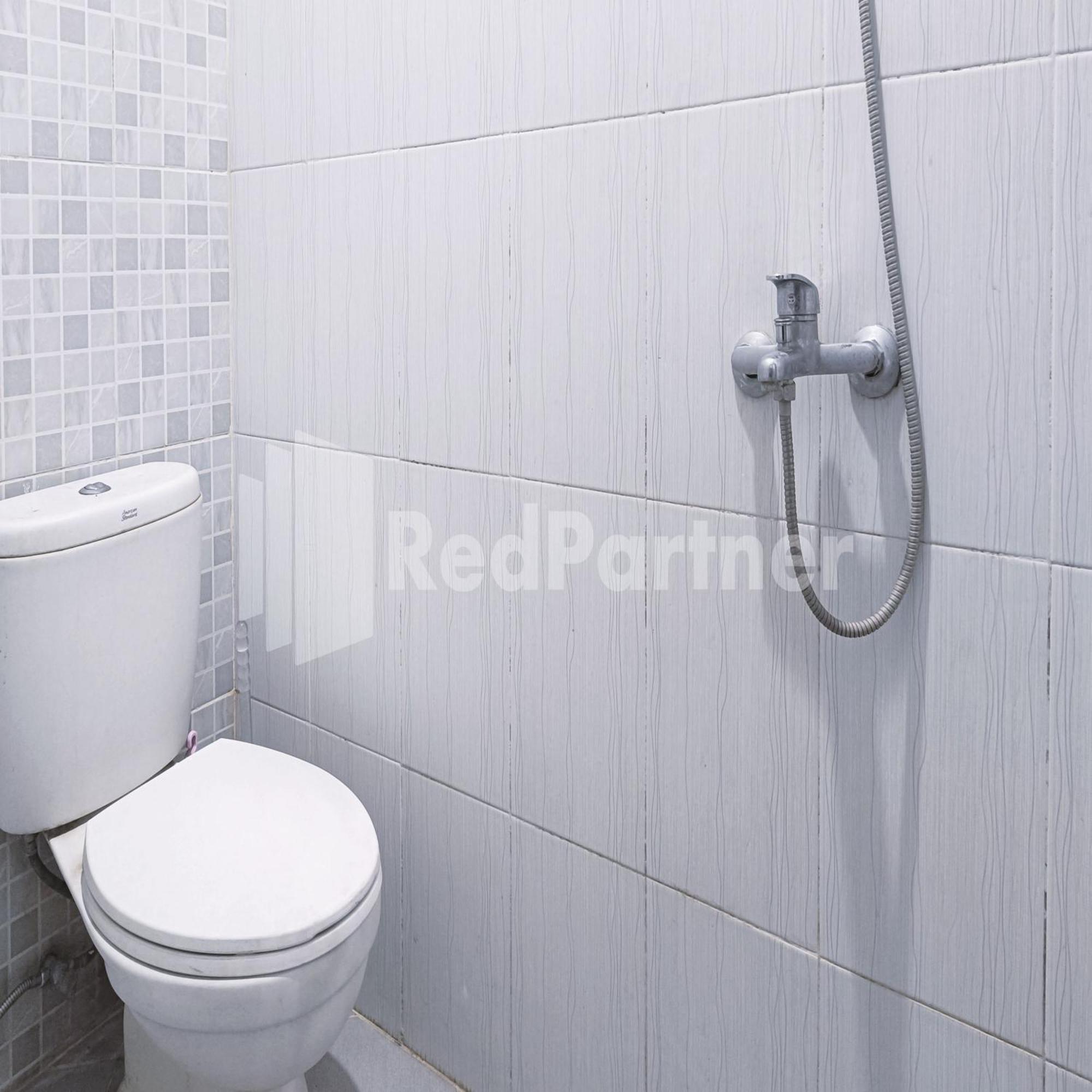 D'Waru Homestay Syariah Near Jl Slamet Riyadi Mitra Reddoorz Surakarta  Exterior photo